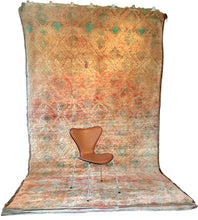 Load image into Gallery viewer, Moroccan vintage berber rug from Beni Mguild sold by Eco from the past - Mother Earth